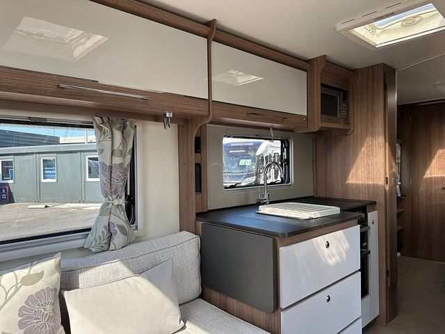 Bailey Unicorn Barcelona Touring Caravan (2018) - Picture 17