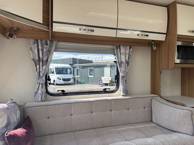 Lunar Clubman SE Touring Caravan (2019) - Picture 11