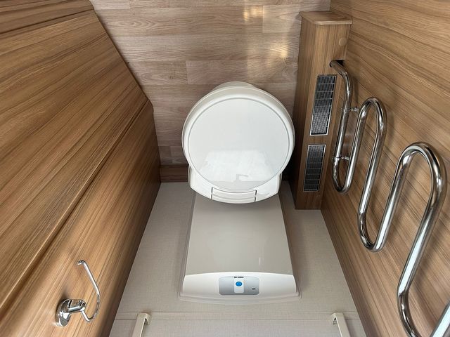 Lunar Clubman SE Touring Caravan (2019) - Picture 12