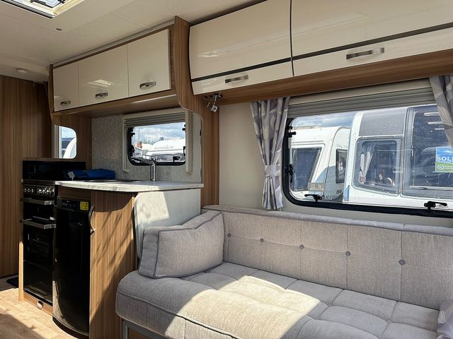 Lunar Clubman SE Touring Caravan (2019) - Picture 13