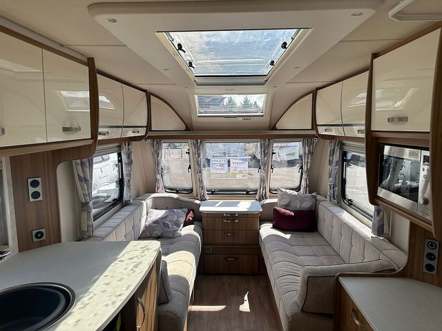 Lunar Clubman SE Touring Caravan (2019) - Picture 3