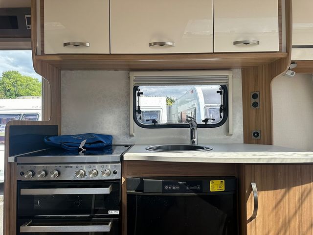 Lunar Clubman SE Touring Caravan (2019) - Picture 5