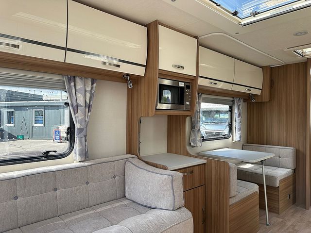 Lunar Clubman SE Touring Caravan (2019) - Picture 7