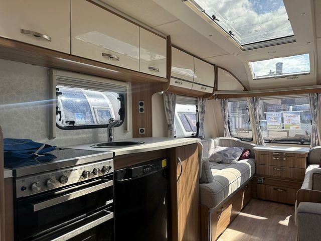 Lunar Clubman SE Touring Caravan (2019) - Picture 8