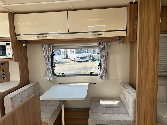 Lunar Clubman SE Touring Caravan (2019) - Picture 9