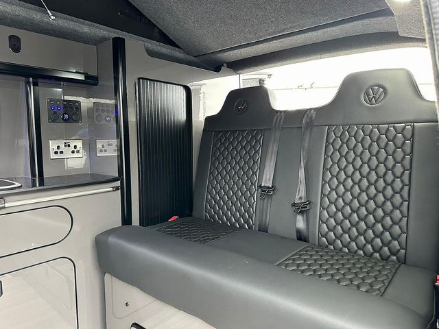 Volkswagen Transporter Campervan (2018) - Picture 11