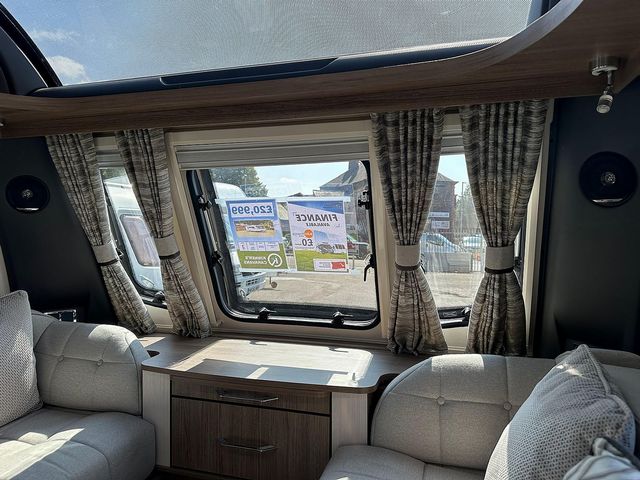 Coachman VIP 520 Touring Caravan (2020) - Picture 10