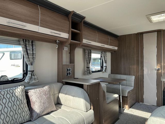 Coachman VIP 520 Touring Caravan (2020) - Picture 11