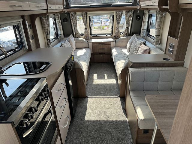 Coachman VIP 520 Touring Caravan (2020) - Picture 16