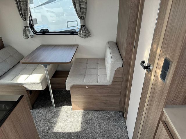 Coachman VIP 520 Touring Caravan (2020) - Picture 4