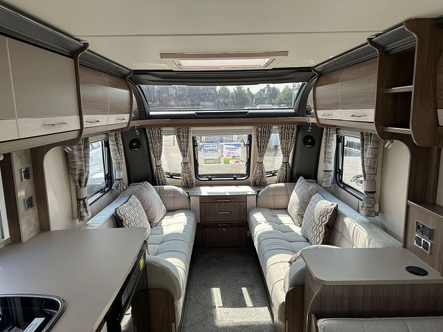 Coachman VIP 520 Touring Caravan (2020) - Picture 5