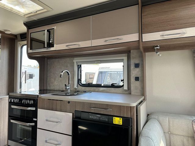 Coachman VIP 520 Touring Caravan (2020) - Picture 7