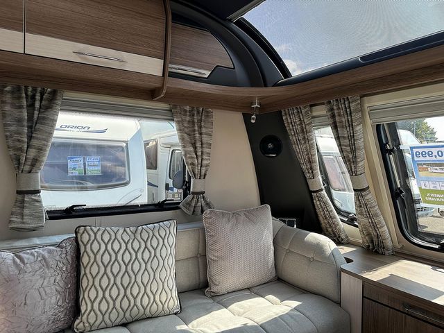 Coachman VIP 520 Touring Caravan (2020) - Picture 8