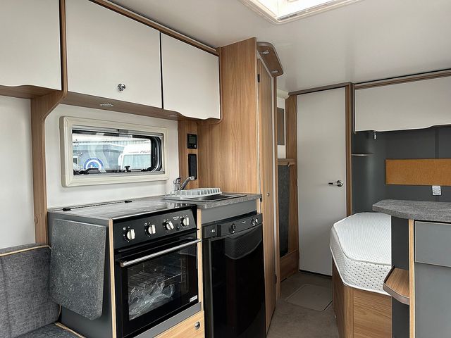 Bailey Discovery D4-4 Touring Caravan (2021) - Picture 10