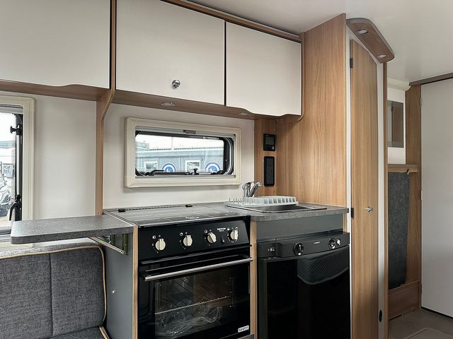 Bailey Discovery D4-4 Touring Caravan (2021) - Picture 6