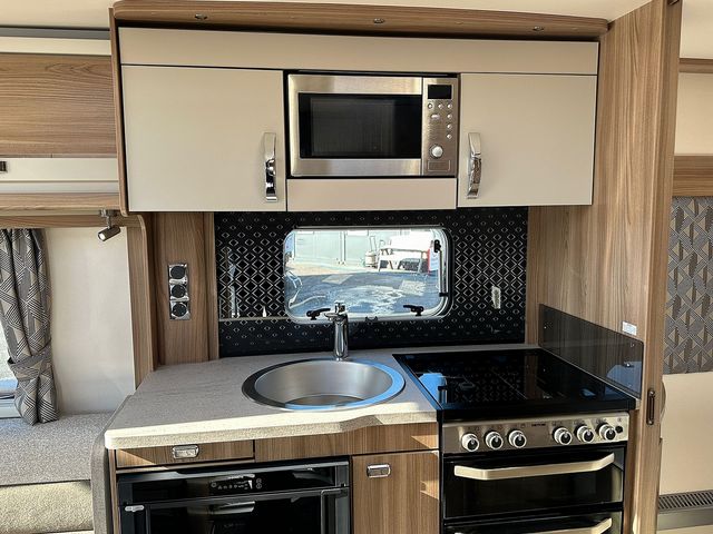 Swift Challenger 880X Touring Caravan (2022) - Picture 4