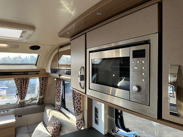 Swift Conqueror 645 Touring Caravan (2017) - Picture 3