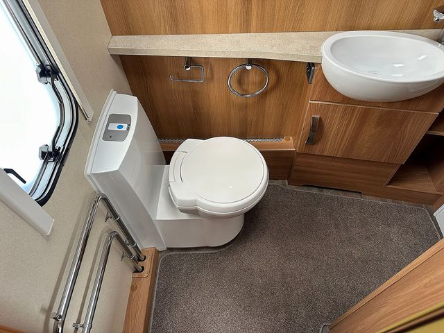 Swift Conqueror 630 Touring Caravan (2014) - Picture 10