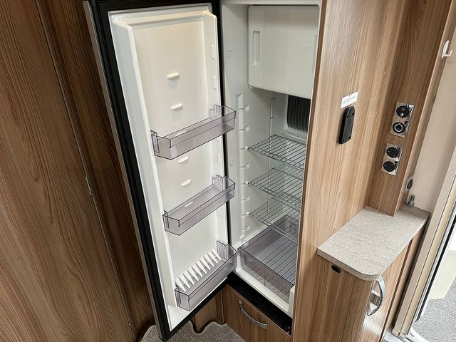 Swift Challenger X835 Touring Caravan (2021) - Picture 16