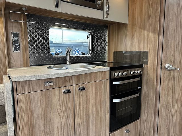 Swift Challenger X835 Touring Caravan (2021) - Picture 18