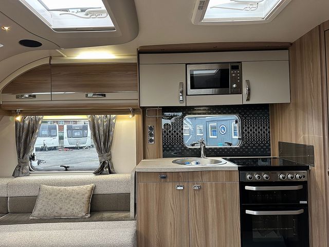 Swift Challenger X835 Touring Caravan (2021) - Picture 2