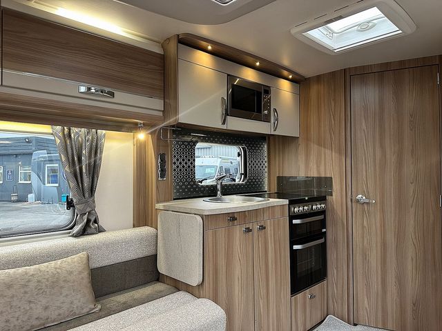 Swift Challenger X835 Touring Caravan (2021) - Picture 4