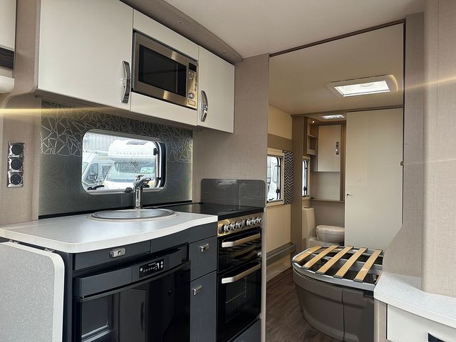 Swift Eccles 580 Touring Caravan (2018) - Picture 17