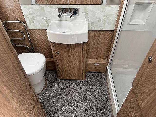 Coachman VIP 520 Touring Caravan (2019) - Picture 10