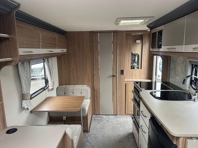 Coachman VIP 520 Touring Caravan (2019) - Picture 13