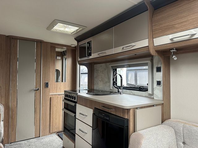 Coachman VIP 520 Touring Caravan (2019) - Picture 14