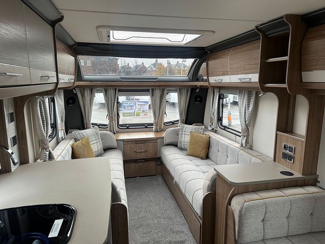 Coachman VIP 520 Touring Caravan (2019) - Picture 15