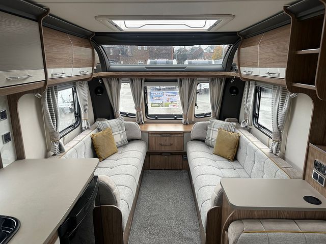 Coachman VIP 520 Touring Caravan (2019) - Picture 16