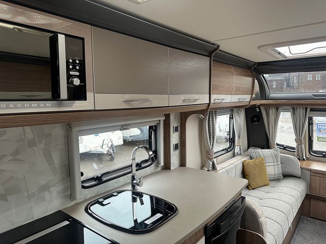 Coachman VIP 520 Touring Caravan (2019) - Picture 17