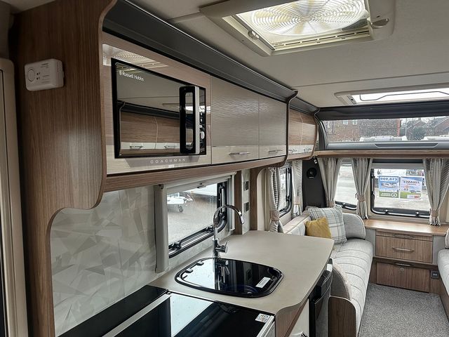 Coachman VIP 520 Touring Caravan (2019) - Picture 4