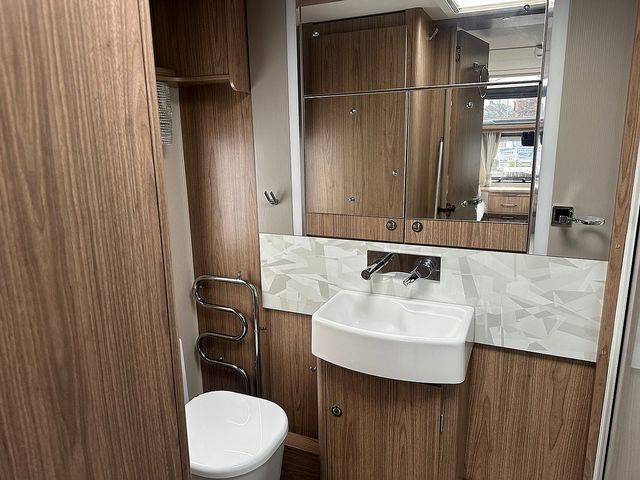 Coachman VIP 520 Touring Caravan (2019) - Picture 8