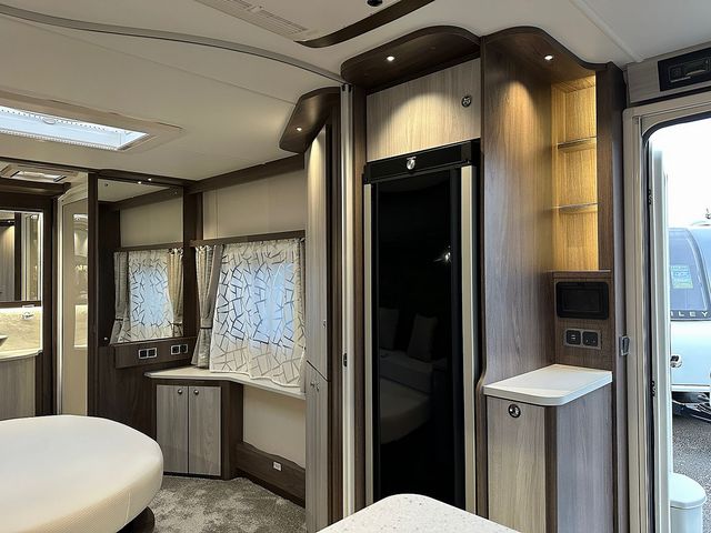 Coachman Lusso Touring Caravan (2023) - Picture 14