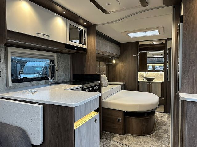 Coachman Lusso Touring Caravan (2023) - Picture 18