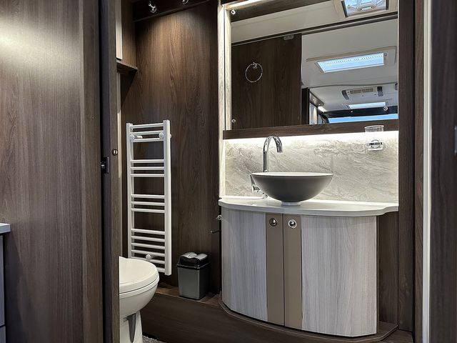 Coachman Lusso Touring Caravan (2023) - Picture 9