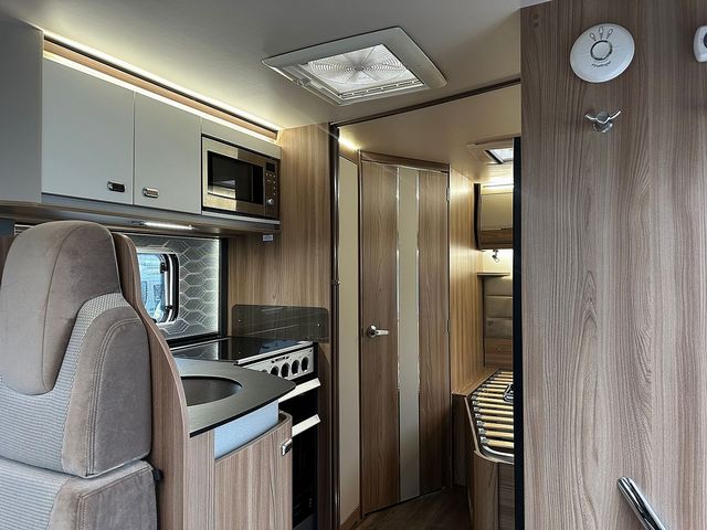 Bessacarr 560 Motorhome (2017) - Picture 12