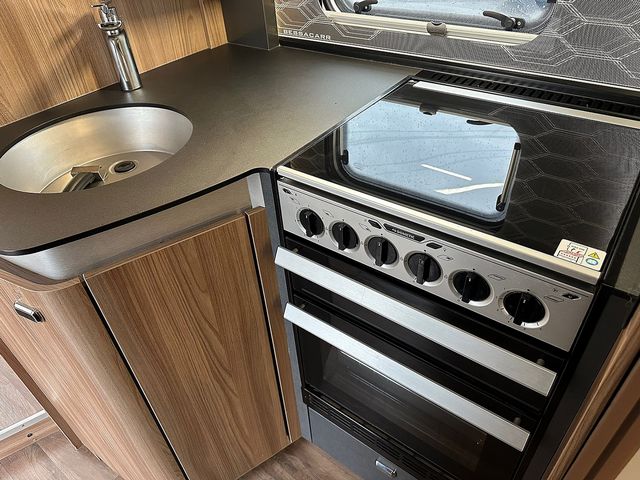 Bessacarr 560 Motorhome (2017) - Picture 17