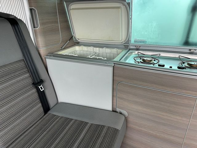 Volkswagen California Campervan (2014) - Picture 10