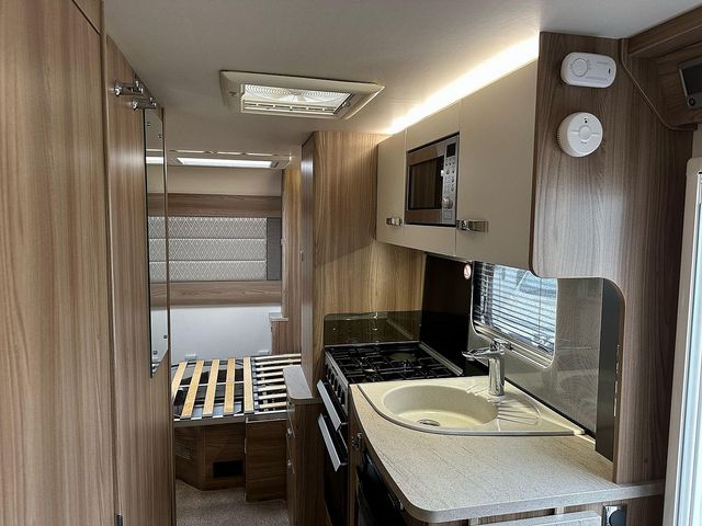 Swift Bessacarr 494 Motorhome (2017) - Picture 12