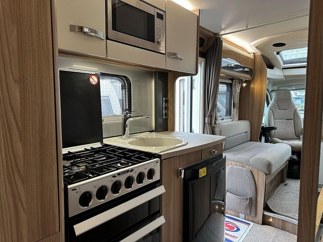 Swift Bessacarr 494 Motorhome (2017) - Picture 14