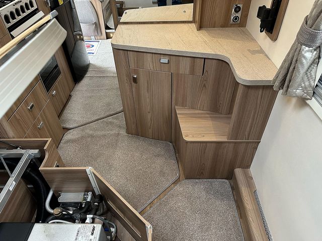 Swift Bessacarr 494 Motorhome (2017) - Picture 9