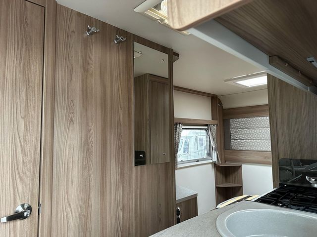 Swift Bessacarr 494 Motorhome (2017) - Picture 11