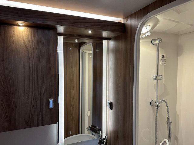 Swift Bessacarr 494 Motorhome (2017) - Picture 16
