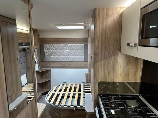 Swift Bessacarr 494 Motorhome (2017) - Picture 19