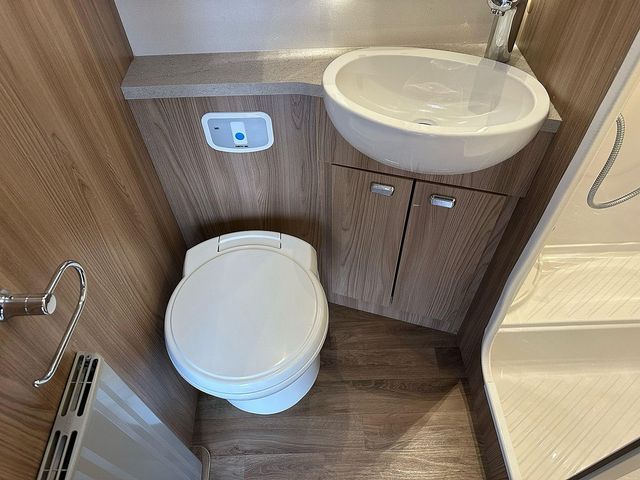 Swift Bessacarr 494 Motorhome (2017) - Picture 21