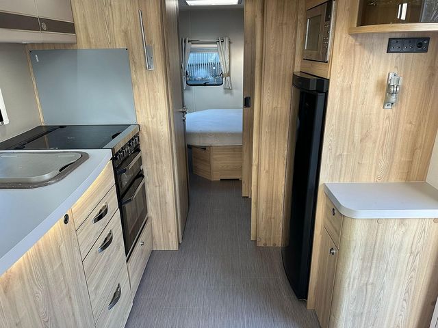 Elddis Crusader Zephyr Campervan (2017) - Picture 13