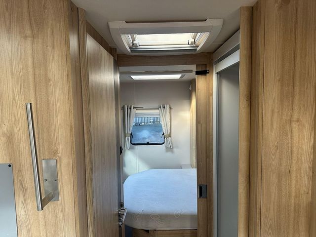 Elddis Crusader Zephyr Campervan (2017) - Picture 16